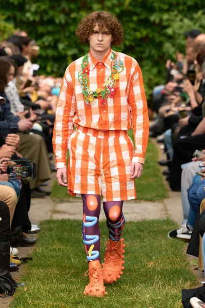 Look 15